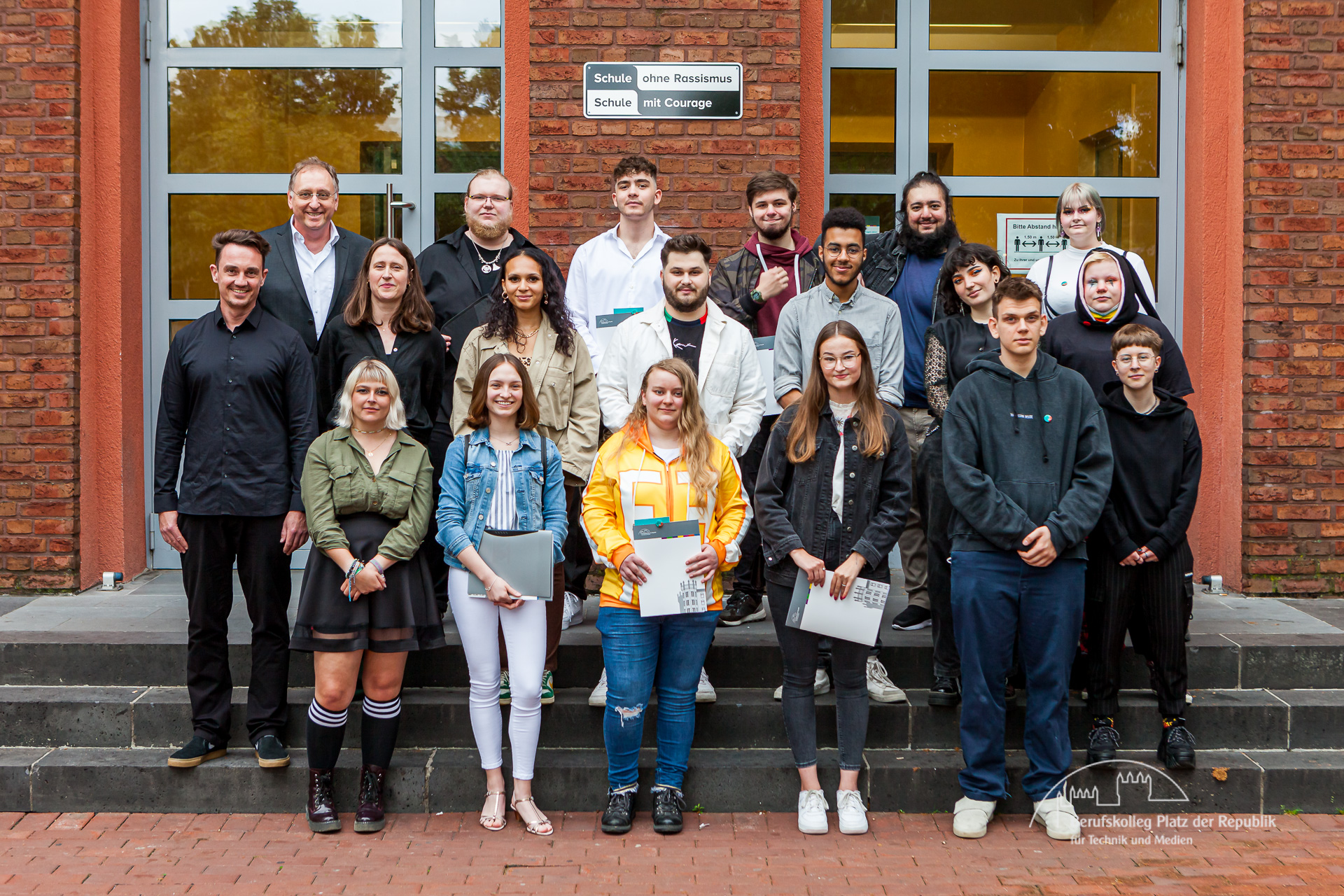 Gestaltungstechnische Assistentinnen und Assistenten werden Alumni - Berufskolleg Platz der ...