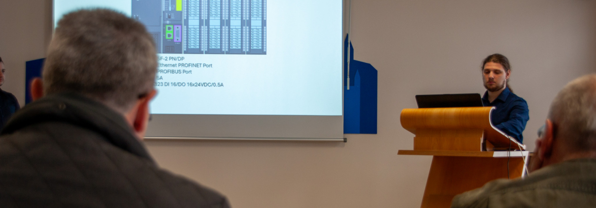 Präsentation der SPS-Hardware – Studierender erklärt das Modulsystem