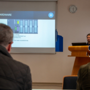 Präsentation der SPS-Hardware – Studierender erklärt das Modulsystem