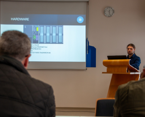 Präsentation der SPS-Hardware – Studierender erklärt das Modulsystem