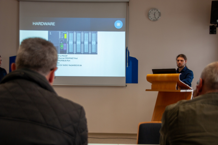 Präsentation der SPS-Hardware – Studierender erklärt das Modulsystem